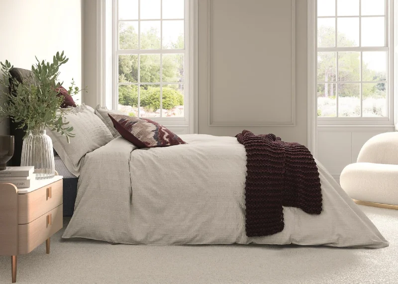 Weekend Bargain Weekends Bedeck of Belfast "Aris" Duvet Cover and Oxford Pillowcase in Silver Weekend Bargain Weekends Bedeck of Belfast "Aris" Duvet Cover and Oxford Pillowcase in Silver
