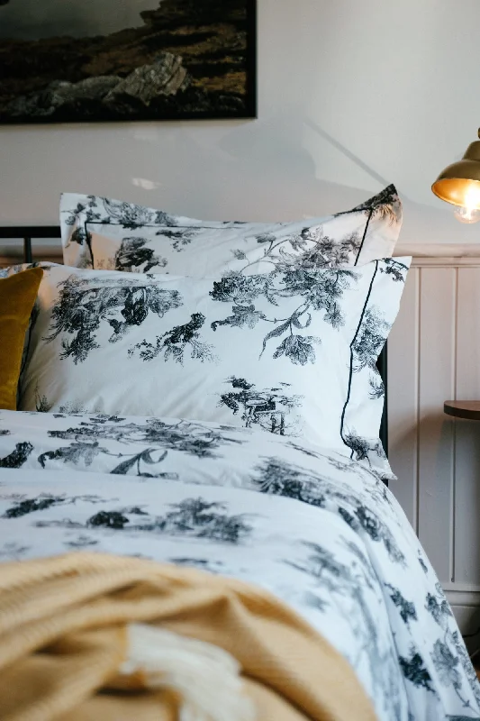Weekend Shopping Fiesta Foxford Black Toile Oxford Pillowcase