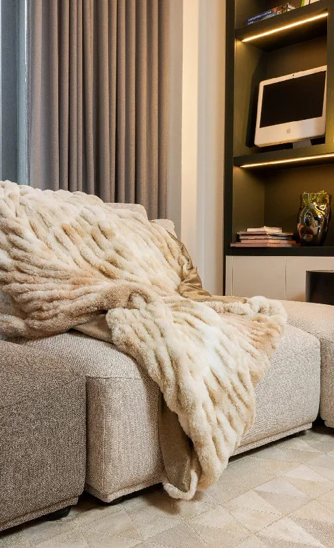 Super Deal Beige Faux Fur Throw Blanket