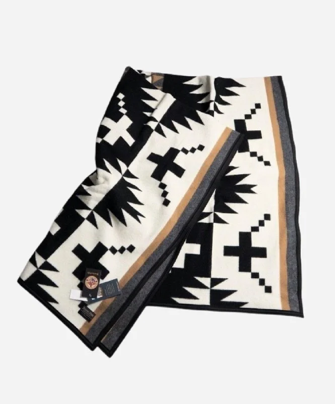 Mega Discounts Spider Rock Throw Blanket